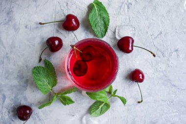 Kiraz suyu, arka planda taze dut.