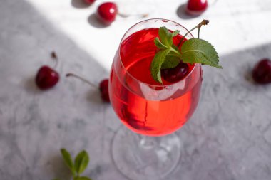 Kiraz suyu, arka planda taze dut.