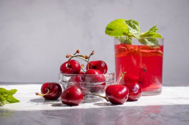 Kiraz suyu, arka planda taze dut.