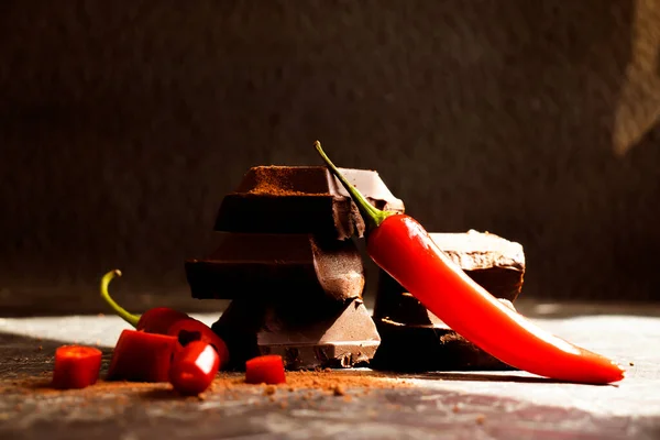 Chocolate Negro Pimienta Roja Sobre Fondo Oscuro — Foto de Stock