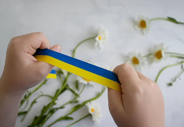 Дитячі Руки Тримають Синьо Жовту Стрічку — стокове фото