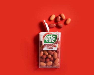 28 Mayıs 2022 Ukrayna şehri renkli bir arka planda Kyiv Tic tac şekeri