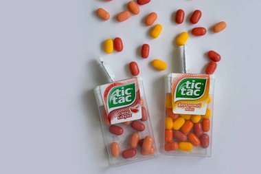 28 Mayıs 2022 Ukrayna şehri renkli bir arka planda Kyiv Tic tac şekeri