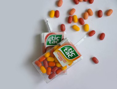 28 Mayıs 2022 Ukrayna şehri renkli bir arka planda Kyiv Tic tac şekeri