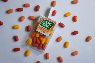 28 Mayıs 2022 Ukrayna şehri renkli bir arka planda Kyiv Tic tac şekeri