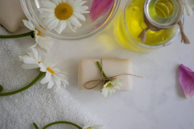 Sabun kozmetik çiçeği papatya çayı, hafif arka planda şakayık.