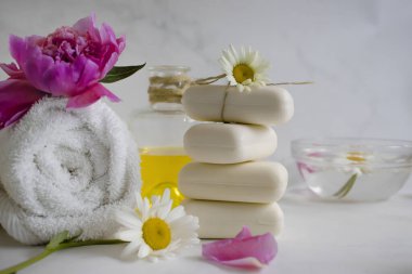 Sabun kozmetik çiçeği papatya çayı, hafif arka planda şakayık.