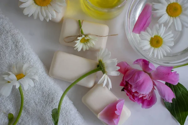 Soap Cosmetic Flower Chamomile Peony Light Background — Stock Fotó