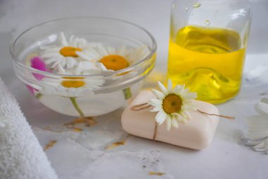 Sabun kozmetik çiçeği papatya çayı, hafif arka planda şakayık.