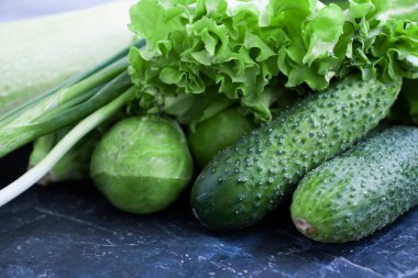 Koyu arkaplanda yeşil farklı sebzeler