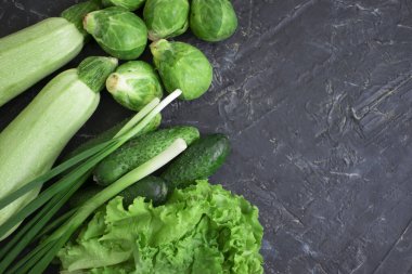 Koyu arkaplanda yeşil farklı sebzeler