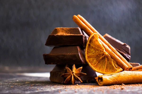 Black Chocolate Pieces Cinnamon Sticks Dark Background — Foto de Stock