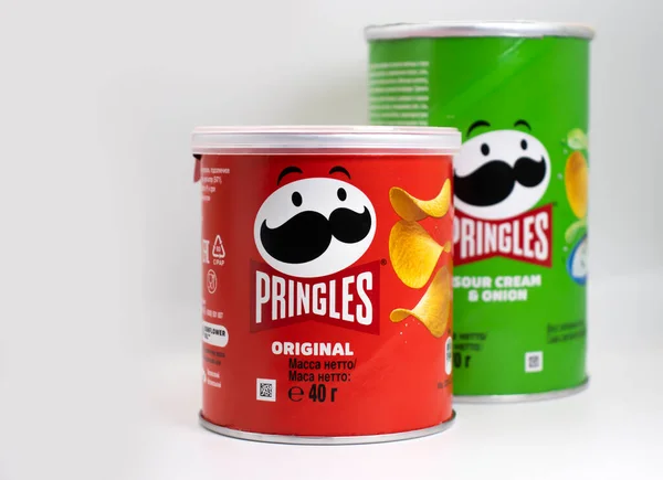 Április 2022 Ukrajna Város Kijev Pringles Chipek Egy Könnyű Háttér — Stock Fotó