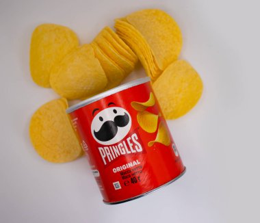 14 Nisan 2022 Ukrayna şehri Kyiv Pringles, hafif arka planda çipler