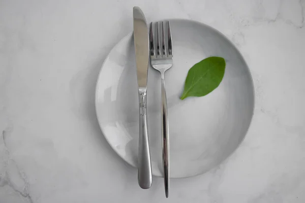 Lettuce Leaf Empty Plate Diet Concept — Zdjęcie stockowe