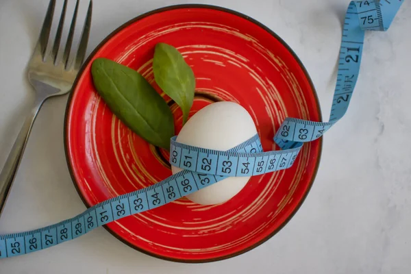 Яйцо Измерительная Лента Лист Салата Тарелке — стоковое фото