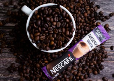 10 Temmuz 2022 Ukrayna şehri Kyiv, Nescafe şirketinden kahve çubuğu.