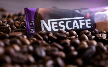 10 Temmuz 2022 Ukrayna şehri Kyiv, Nescafe şirketinden kahve çubuğu.