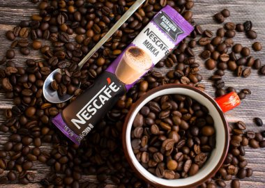 10 Temmuz 2022 Ukrayna şehri Kyiv, Nescafe şirketinden kahve çubuğu.