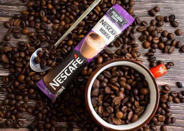 10 Temmuz 2022 Ukrayna şehri Kyiv, Nescafe şirketinden kahve çubuğu.