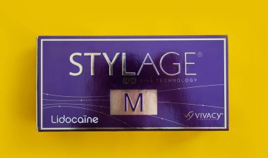 10 Temmuz 2022 Ukrayna 'nın Kyiv kenti, Renk arkaplanındaki Doldurucu Stylage kutusu