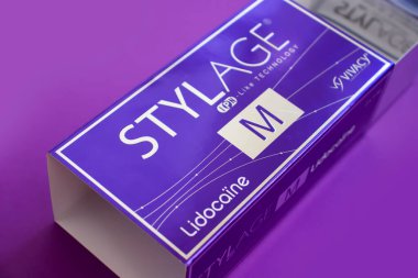 10 Temmuz 2022 Ukrayna 'nın Kyiv kenti, Renk arkaplanındaki Doldurucu Stylage kutusu