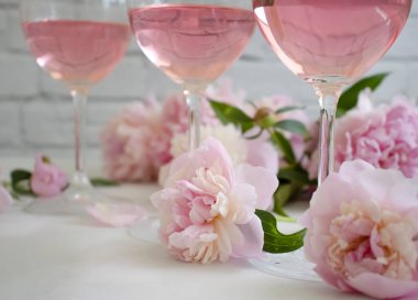 Hafif arka planda bir bardak şarap çiçeği şakayığı