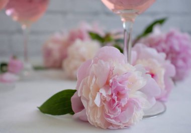 Hafif arka planda bir bardak şarap çiçeği şakayığı