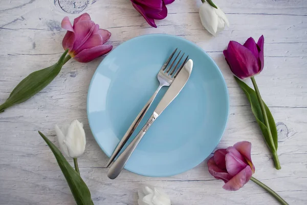 Ahşap arka planda boş bir lale çiçeği