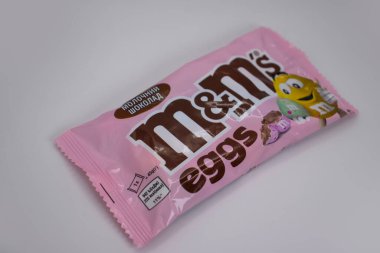 2 Nisan 2022, Ukrayna şehri Kyiv M ve M şekerleri hafif bir arkaplanda