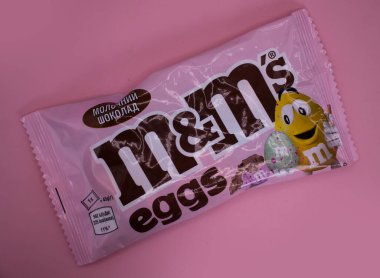 2 Nisan 2022, Ukrayna şehri Kyiv M ve M şekerleri hafif bir arkaplanda