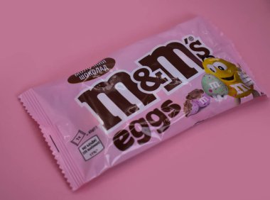 2 Nisan 2022, Ukrayna şehri Kyiv M ve M şekerleri hafif bir arkaplanda