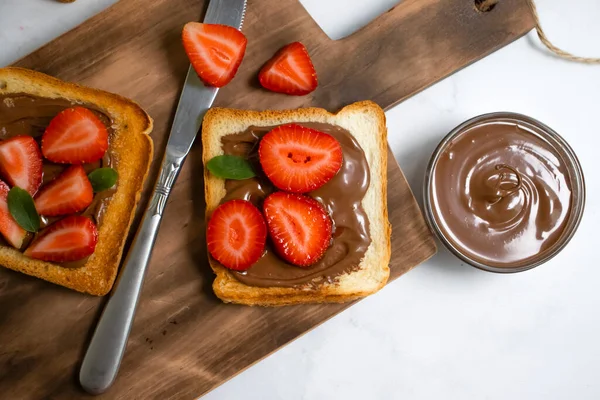 Roti Dengan Pasta Coklat Stroberi Dengan Latar Belakang Cahaya — Stok Foto