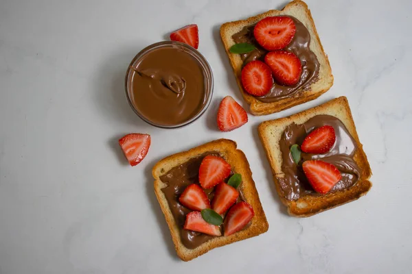 Roti Dengan Pasta Coklat Stroberi Dengan Latar Belakang Cahaya — Stok Foto