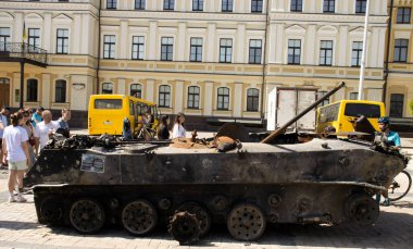 19 Haziran 2022 Ukrayna şehri Kyiv şehir merkezinde kırık Rus tanklarının sergisi