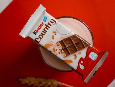 26 Mayıs 2022 Ukrayna şehri Kyiv Kinder çikolatası, Ferrero 'dan, bir bardak süt.