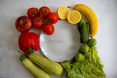 Hafif arka planda farklı sebze ve meyve tabakları