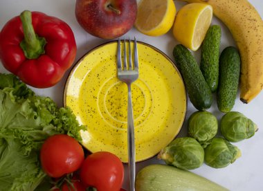 Hafif arka planda farklı sebze ve meyve tabakları