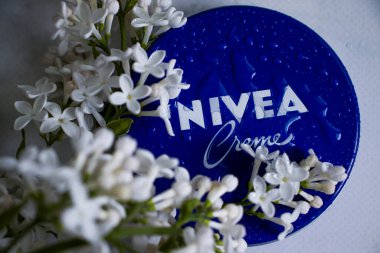 8 Mayıs 2022 krem Nivea çiçekli leylak açık arkaplanda
