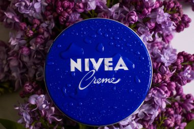 8 Mayıs 2022 krem Nivea çiçekli leylak açık arkaplanda