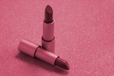 Renkli bir arkaplanda ruj izi