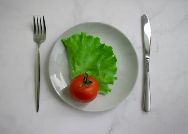 Ντομάτα Φύλλα Μαρουλιού Πιάτο Έννοια Της Δίαιτας — Φωτογραφία Αρχείου