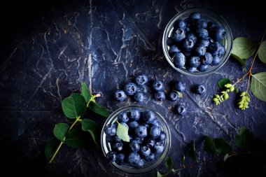 Koyu arkaplanda taze yaban mersini.