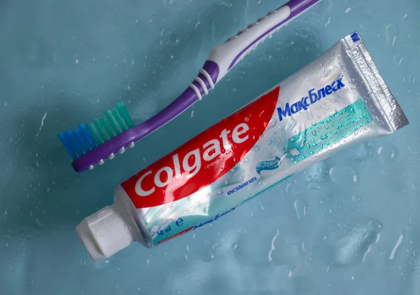 May 2022 Ukraine City Kyiv Colgate Toothpaste Light Background — Stock Photo, Image