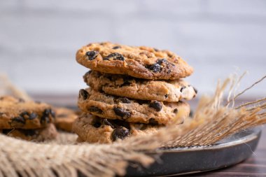 koyu arka plan üzerinde çikolata kurabiye