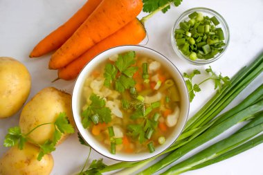 Ahşap arka plan üzerinde sebze çorbası