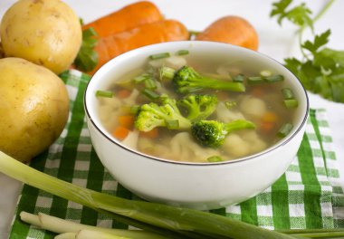 Ahşap arka plan üzerinde sebze çorbası