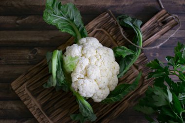 Ahşap arka plan üzerinde ham karnabahar