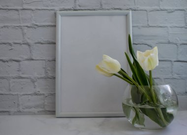 Odadaki vazoda lale çiçeği