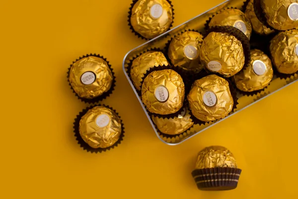 September 2022 Ukraine City Kyiv Candy Ferrero Rocher Colored Background — Stock Photo, Image